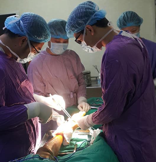 X&agrave; beng tr&ecirc;n trời rơi xuống xuy&ecirc;n thấu ch&acirc;n người đ&agrave;n &ocirc;ng - Ảnh 2.