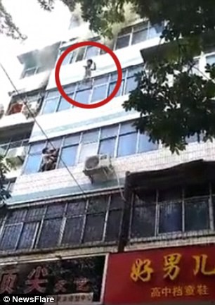 Ch&aacute;y chung cư, người mẹ tuyệt vọng n&eacute;m con ra ngo&agrave;i từ tầng 4 - Ảnh 1.