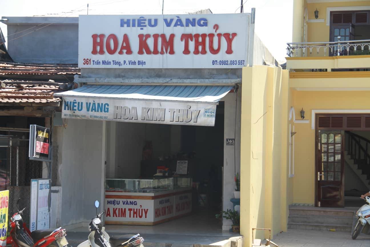 Nam thanh niên táo tợn dùng búa đập tủ trộm tiệm vàng ở Quảng Nam - Ảnh 1.