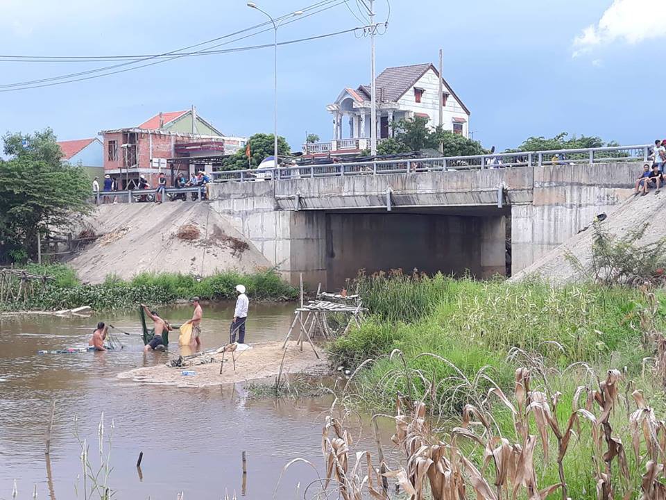 Hàng trăm người lùng sục tìm cháu bé 27 tháng mất tích