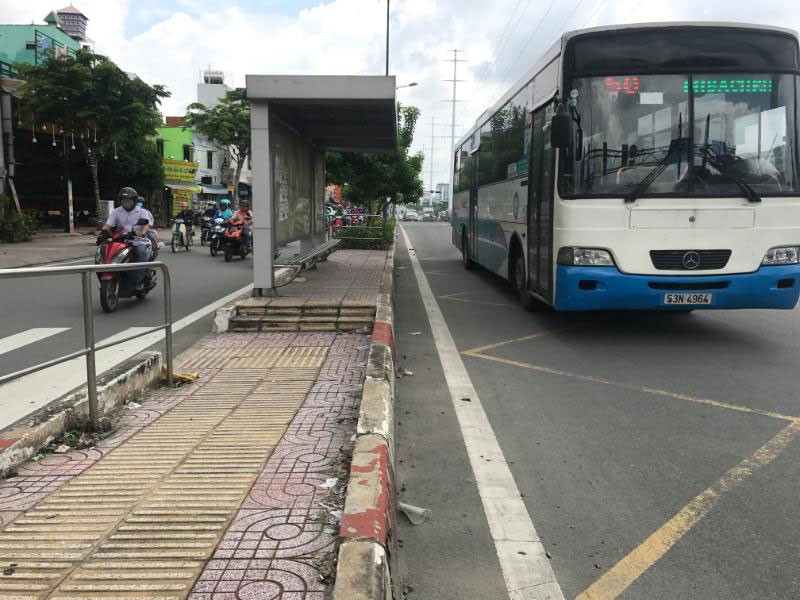 Buýt mini len lỏi vào hẻm nhỏ