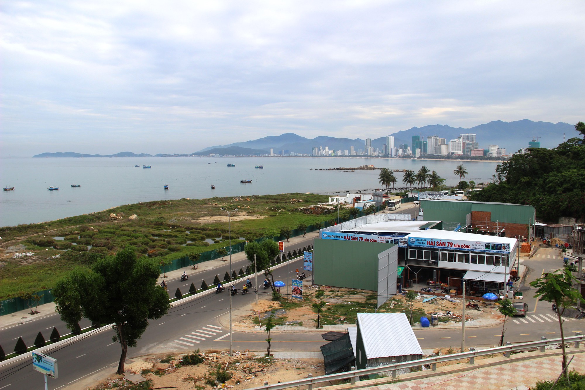 Quan "nghèo" được giao đất "vàng"