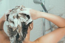 Tại sao bạn không nên gội đầu hằng ngày?