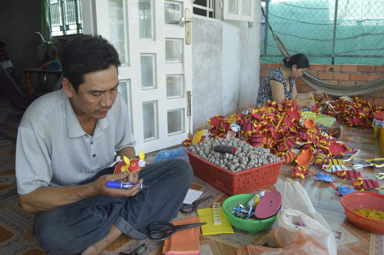 Gặp người tạo ra những món đồ chơi dân gian phục vụ trẻ thơ