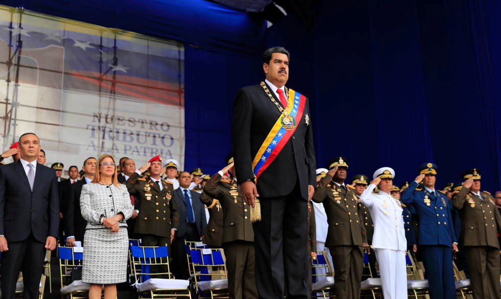 Tổng thống Venezuela Maduro thoát ám sát giữa bài phát biểu