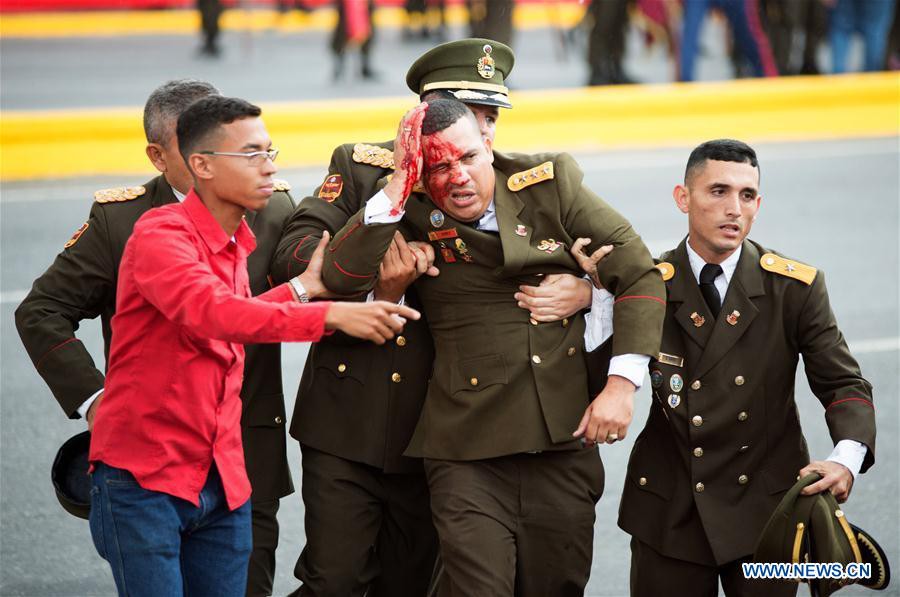 Cận cảnh vệ sĩ bung tấm chống đạn cứu Tổng thống Maduro thoát ám sát