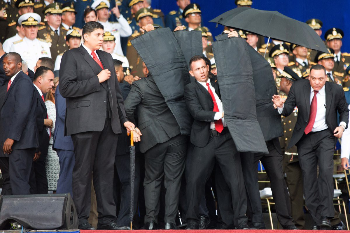 Cận cảnh vệ sĩ bung tấm chống đạn cứu &ocirc;ng Maduro tho&aacute;t &aacute;m s&aacute;t - Ảnh 3.