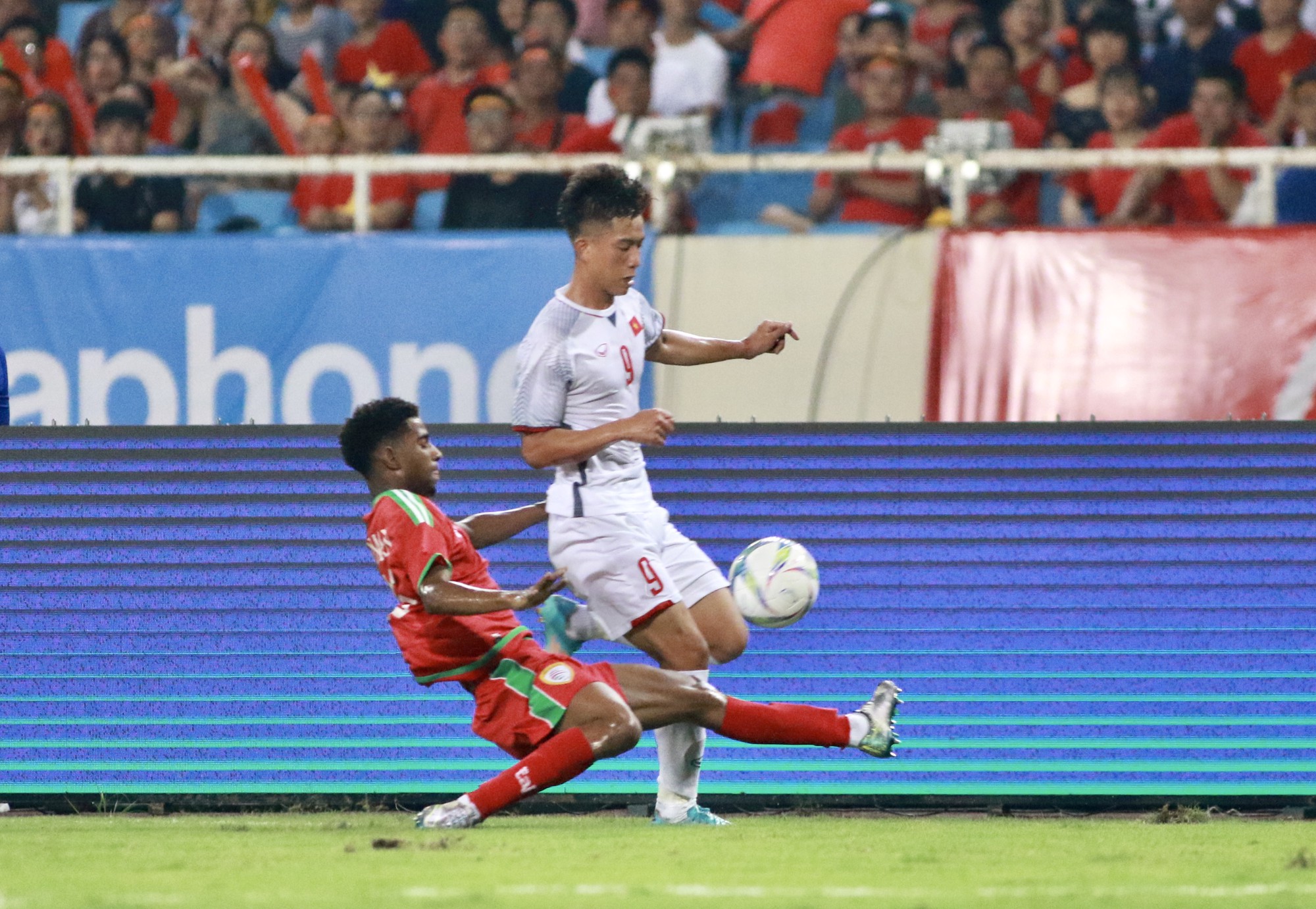 Văn Hậu ghi b&agrave;n đẹp mắt, Olympic Việt Nam sớm v&ocirc; địch - Ảnh 1.