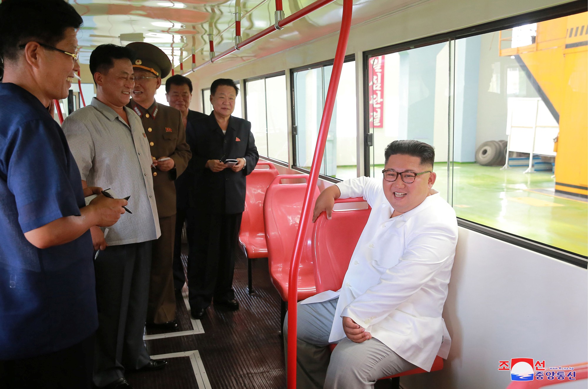 Chuyến thị sát nhiều nụ cười của ông Kim Jong-un