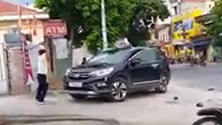 Bất ngờ nguyên nhân bảo vệ đập ô tô tiền tỉ trước cổng ngân hàng