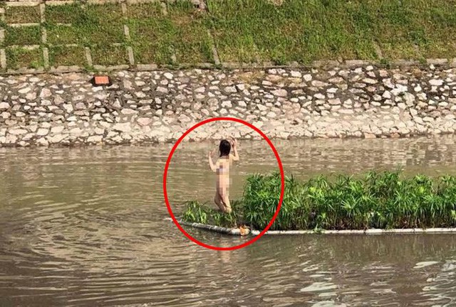 Cô gái trẻ mặc nội y bơi ra giữa sông Tô Lịch nhảy múa