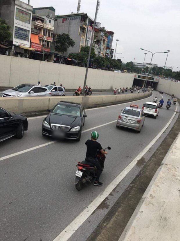 Lộ diện chủ sở hữu xe Mercedes biển ngũ qu&yacute; 7 chạy ngược chiều trong hầm chui - Ảnh 1.