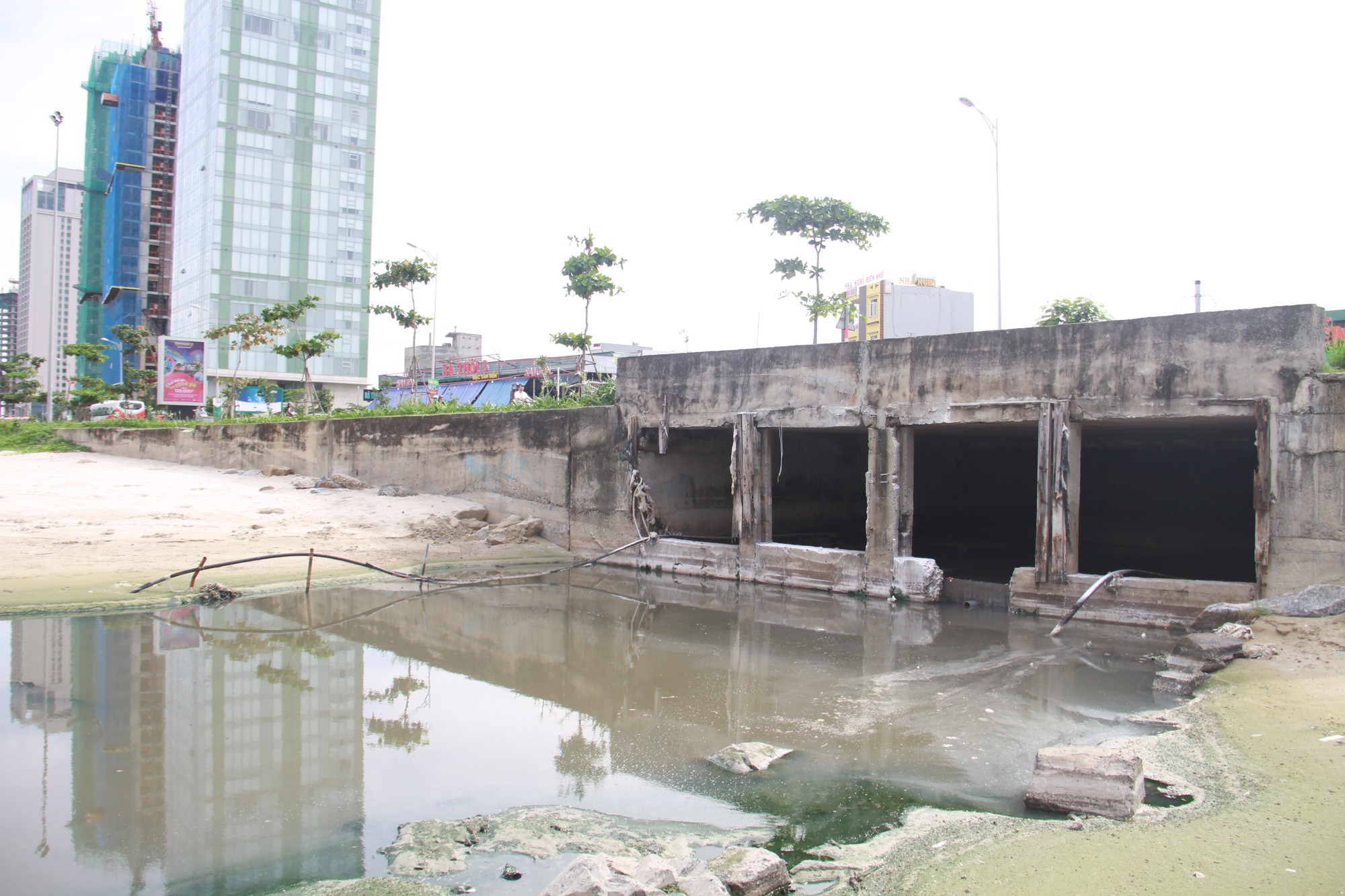 Nước thải bị xả trộm, chảy ồ ạt ra biển Đà Nẵng lúc đêm khuya - Ảnh 2.