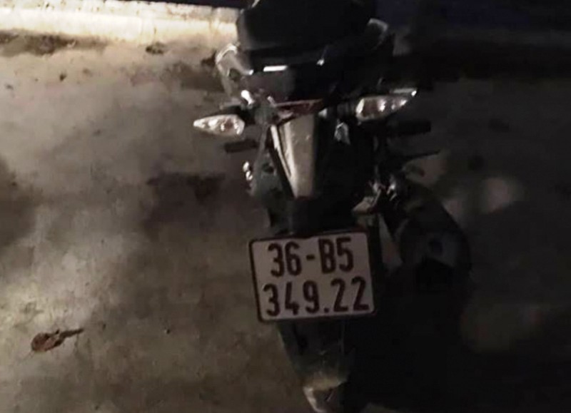 X&aacute;c định nh&oacute;m thanh ni&ecirc;n đầu trần đi 4 xe m&aacute;y h&agrave;ng ngang tr&ecirc;n QL 1A - Ảnh 2.