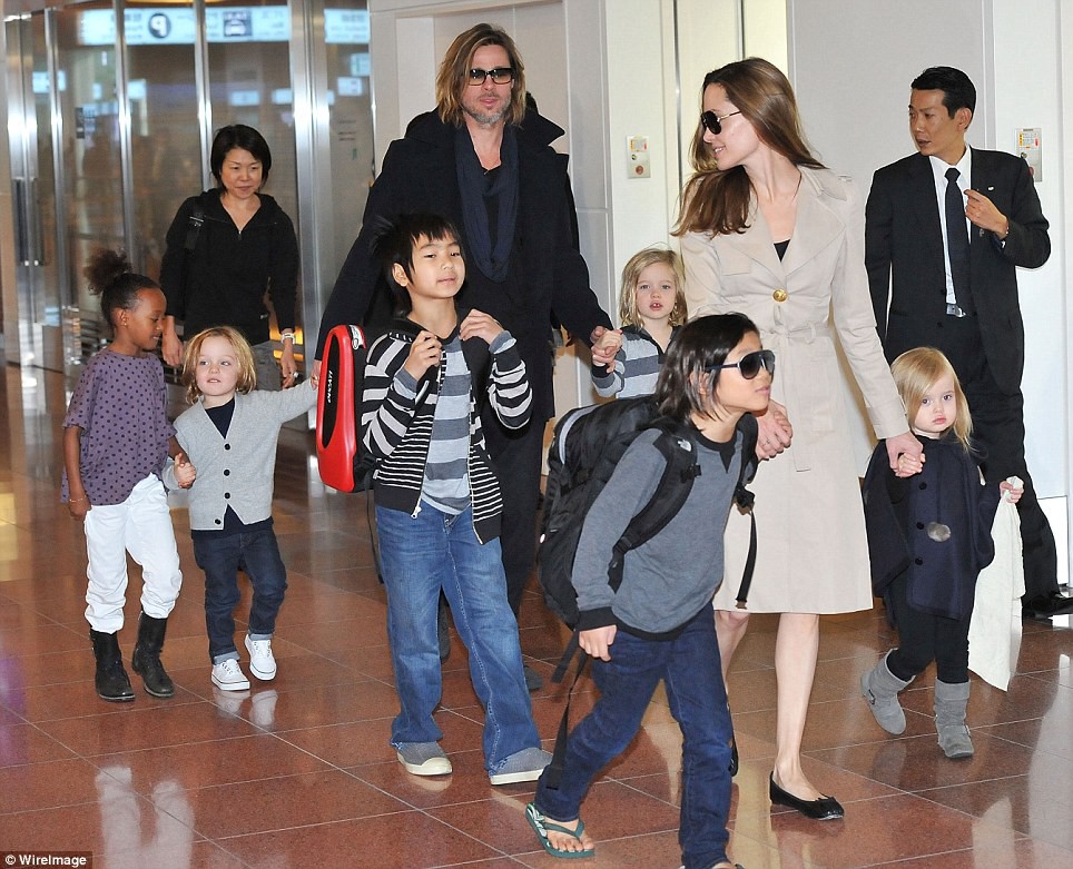 L&ugrave;m x&ugrave;m cuộc chiến gi&agrave;nh con của Angelina Jolie - Brad Pitt - Ảnh 2.