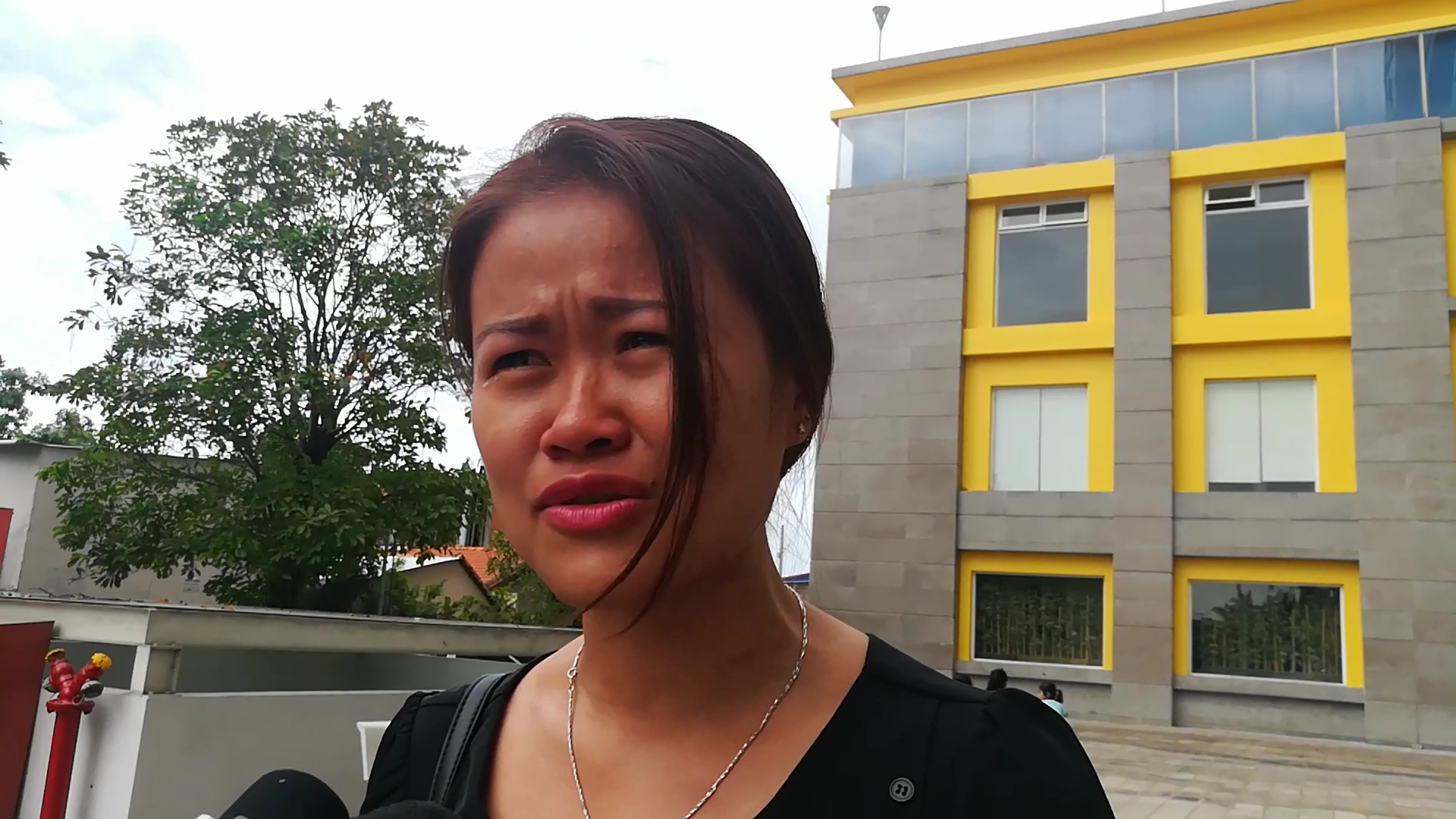Cư dân Carina khóc ròng trong ngày cuối nhận tiền hỗ trợ