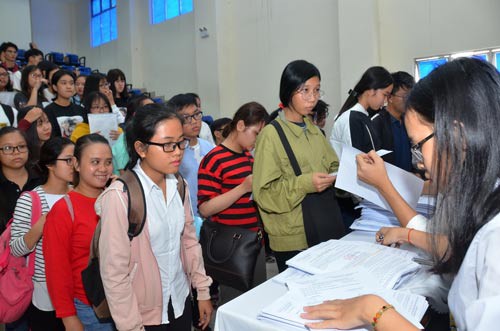 Điểm chuẩn thấp, trường tốp dưới chật vật