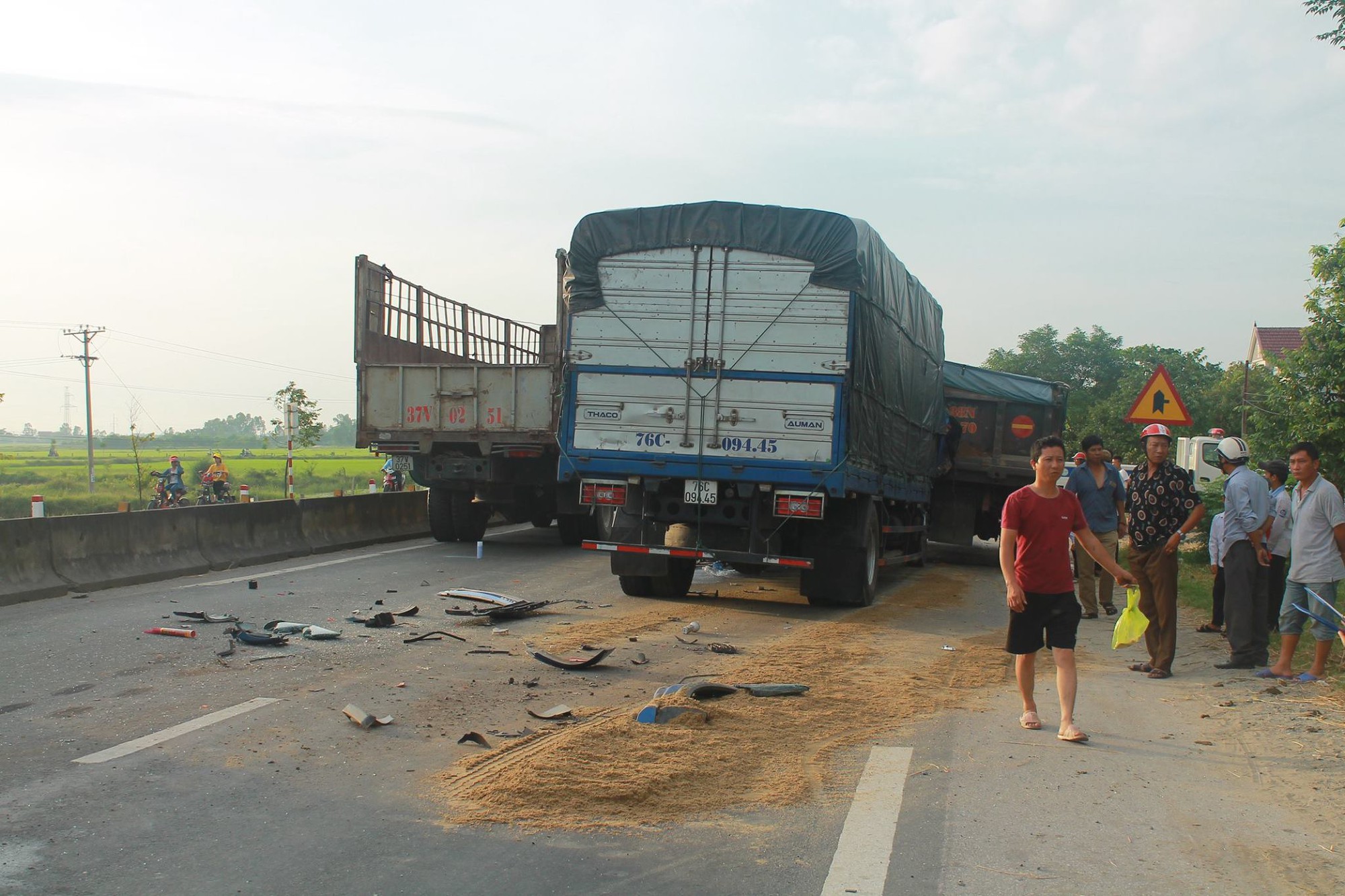 Xe trước thắng gấp tránh bò, tài xế và phụ xe sau trọng thương - Ảnh 2.