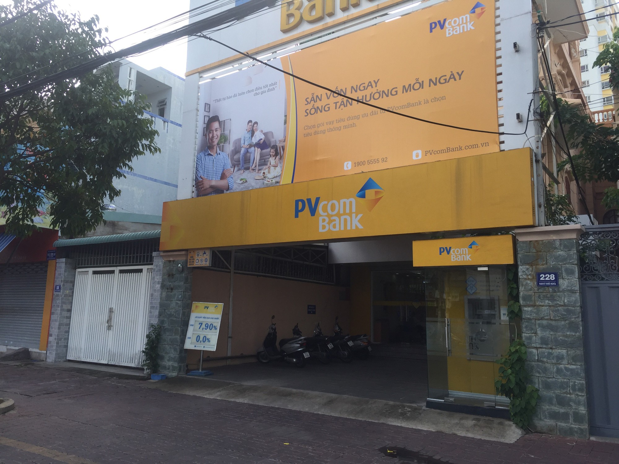 Thiếu niên 15 tuổi dùng súng bắn bi cướp ngân hàng