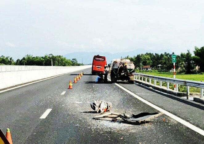 Va chạm tr&ecirc;n đường cao tốc Đ&agrave; Nẵng- Quảng Ng&atilde;i: 50 h&agrave;nh kh&aacute;ch một phen h&uacute; v&iacute;a - Ảnh 2.