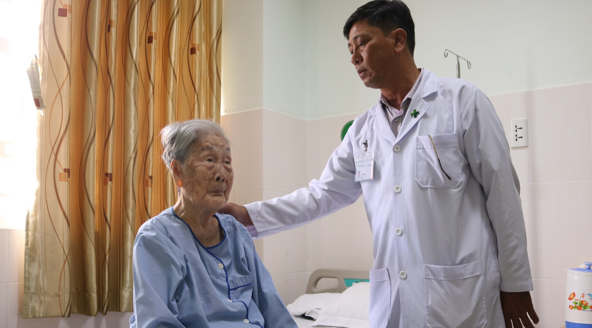 Điều trị thành công cho bà mẹ Việt Nam anh hùng 98 tuổi bị gãy xương đùi