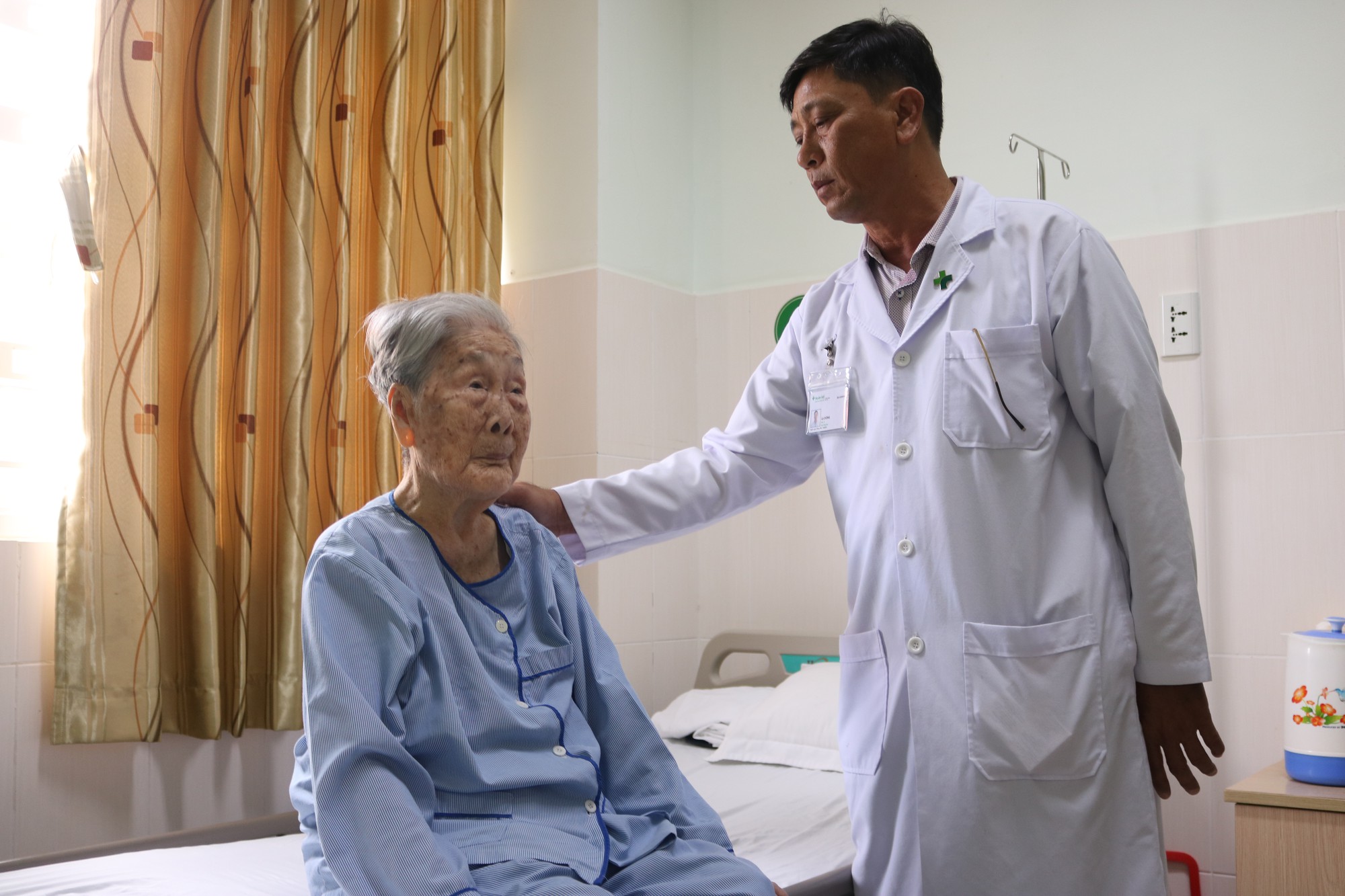 Điều trị th&agrave;nh c&ocirc;ng cho b&agrave; mẹ Việt Nam anh h&ugrave;ng 98 tuổi bị g&atilde;y xương đ&ugrave;i - Ảnh 1.