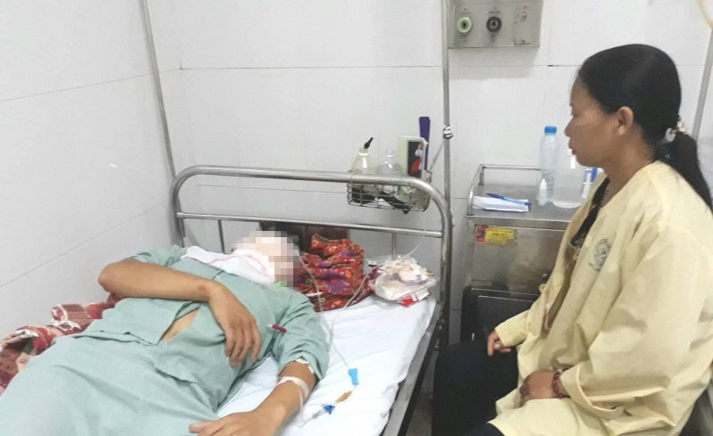 Hi hữu, cọc tre mắc màn đâm xuyên cổ lên mũi thanh niên 27 tuổi