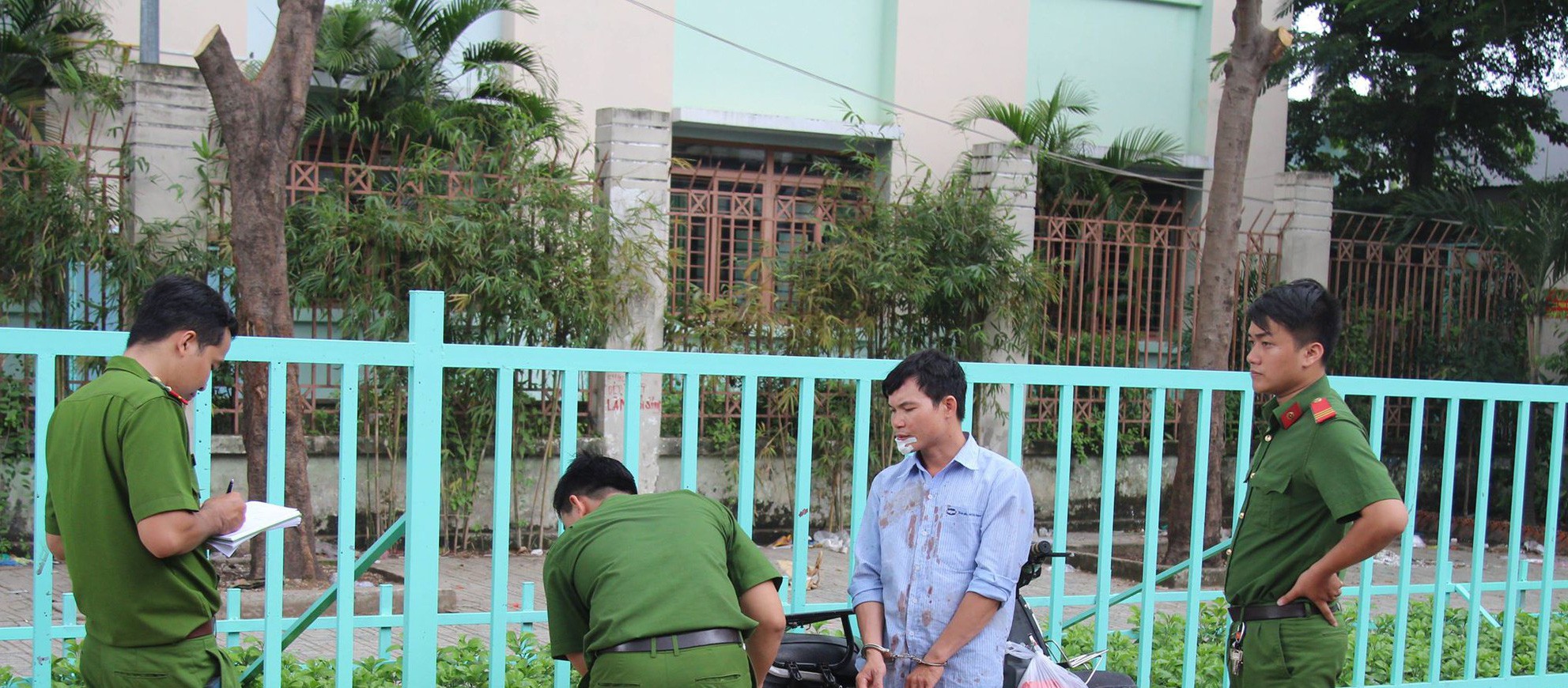 Kẻ bị đánh, người bị đâm vì chỗ bán gà ở chợ tự phát
