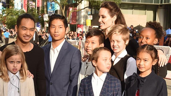 Angelina Jolie cáo buộc Brad Pitt không trợ cấp tiền nuôi con