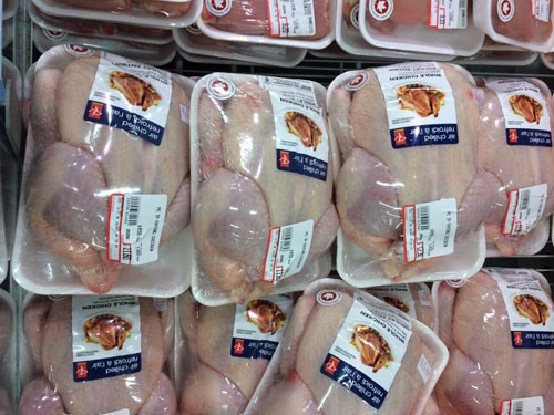 Mỗi tháng người Việt ăn 15.000 tấn thịt gà ngoại giá siêu rẻ