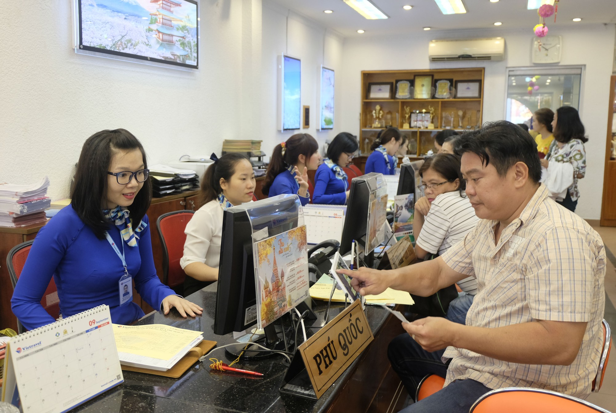 Tour sang Indonesia xem U23 Việt Nam đ&aacute; tứ kết gi&aacute; bao nhi&ecirc;u? - Ảnh 1.