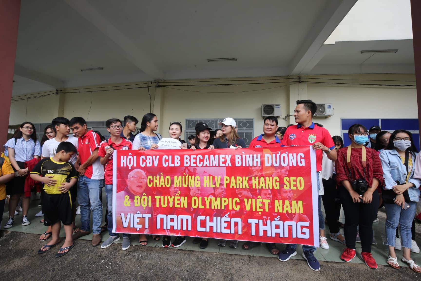 Olympic Việt Nam chạy dưới mưa trong ngày đầu ở Bình Dương - Ảnh 3.