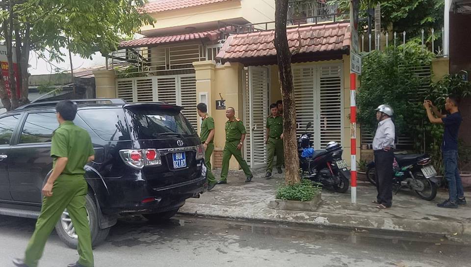 Bộ C&ocirc;ng an kh&aacute;m x&eacute;t nh&agrave; 4 cựu l&atilde;nh đạo c&aacute;c c&ocirc;ng ty do li&ecirc;n quan Vũ nh&ocirc;m - Ảnh 4.