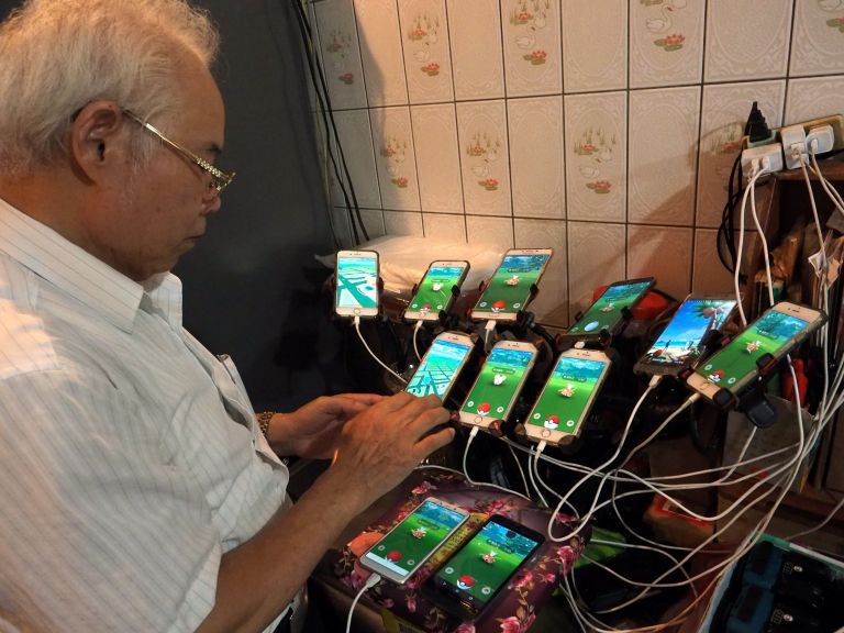 Cụ ông 70 tuổi gắn 11 điện thoại vào xe đạp để chơi Pokemon Go