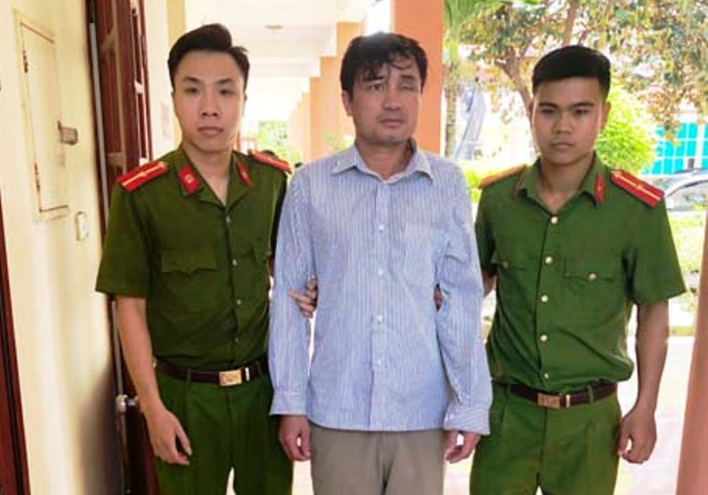 Đi đòi nợ thuê bất ngờ quay sang đâm bạn trọng thương