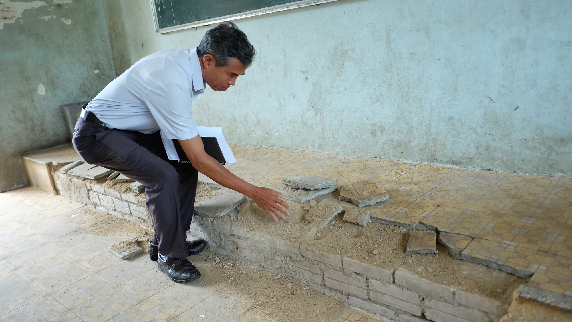 Một ng&ocirc;i trường chuẩn quốc gia nhưng&hellip; chờ sập - Ảnh 2.