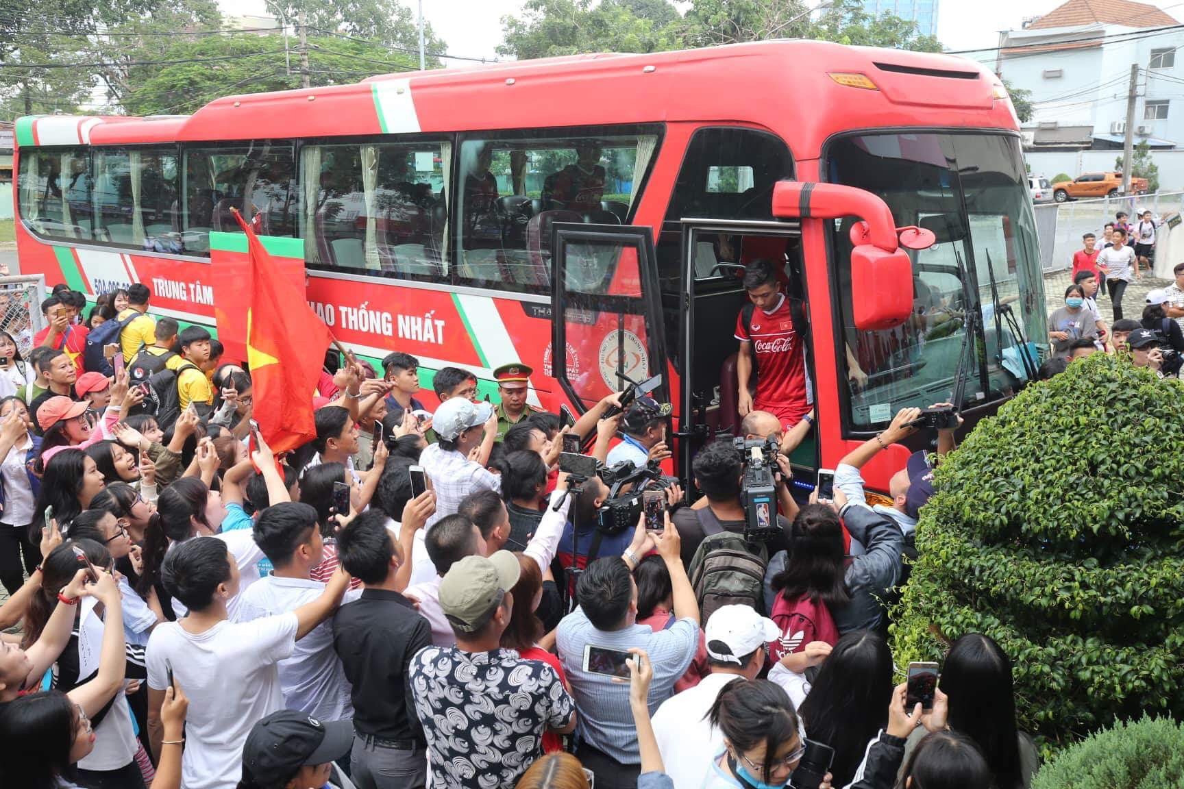 Olympic Việt Nam chạy dưới mưa trong ngày đầu ở Bình Dương - Ảnh 2.