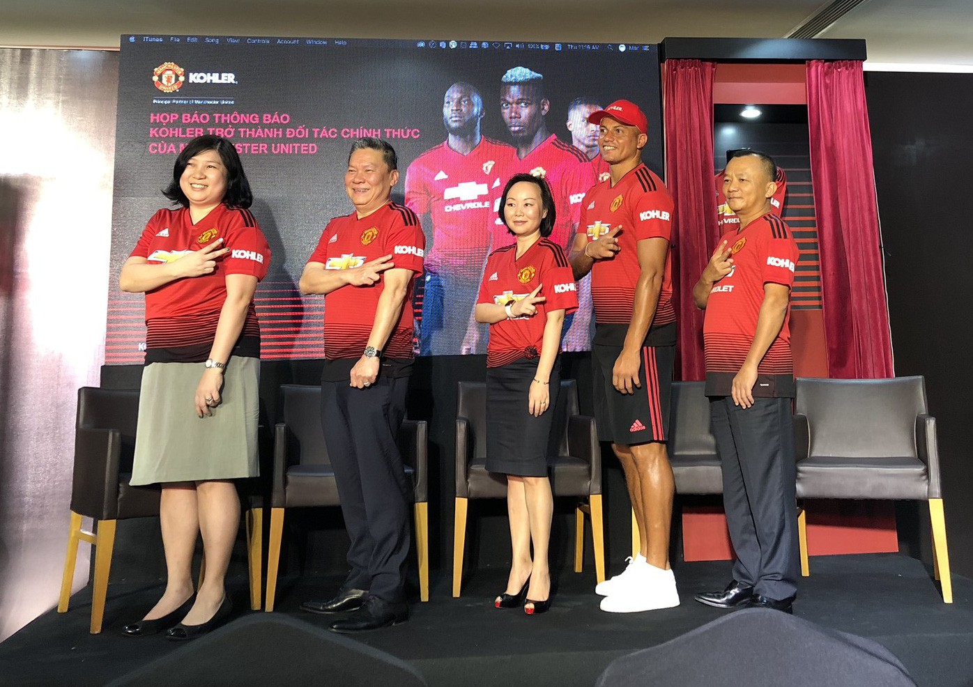 Cựu trung vệ Manchester United giao lưu c&ugrave;ng CĐV Việt Nam - Ảnh 1.