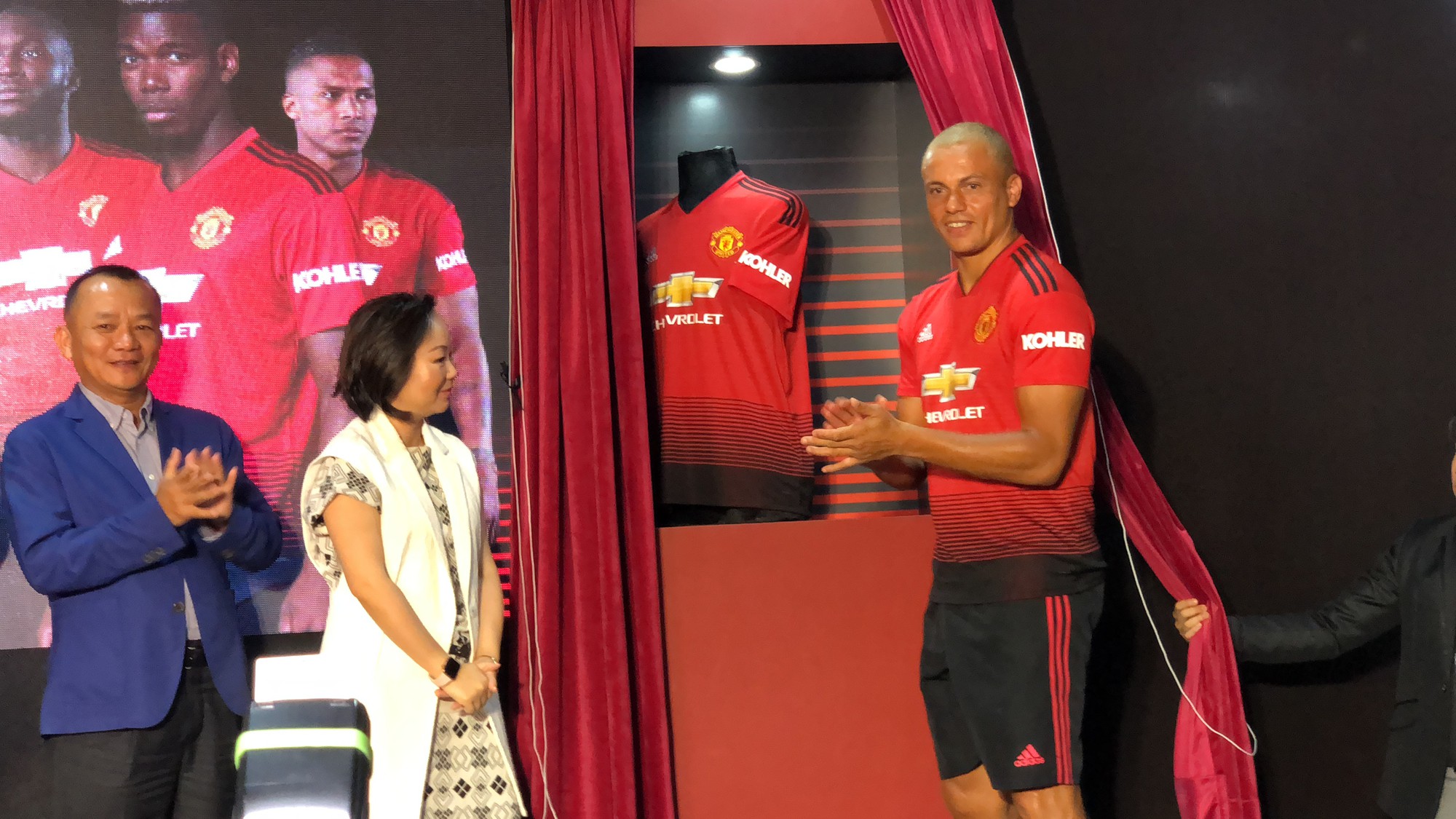 Cựu trung vệ Manchester United giao lưu c&ugrave;ng CĐV Việt Nam - Ảnh 2.
