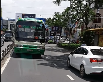 Xe buýt nghênh ngang chạy ngược chiều ở trung tâm TP HCM