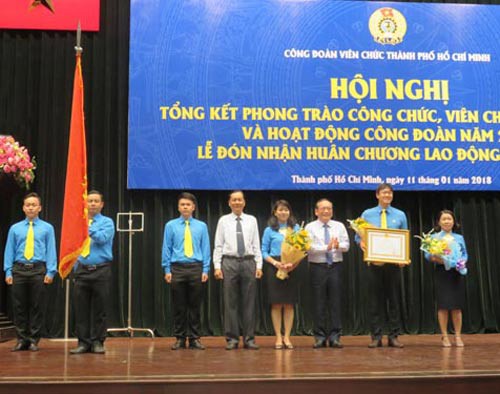 C&ocirc;ng đo&agrave;n Vi&ecirc;n chức TP HCM đ&oacute;n nhận Hu&acirc;n chương Lao động hạng ba - Ảnh 1.