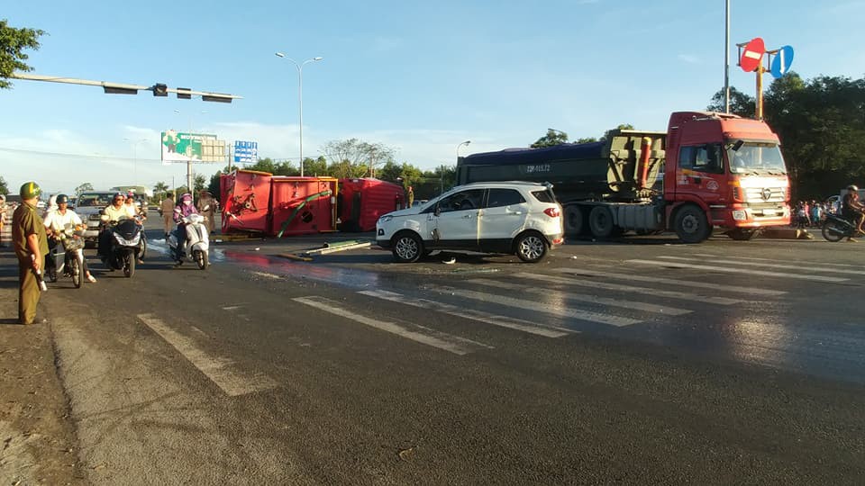 Xe cứu hỏa tông 3 ô tô khi đi chữa cháy - Ảnh 10.