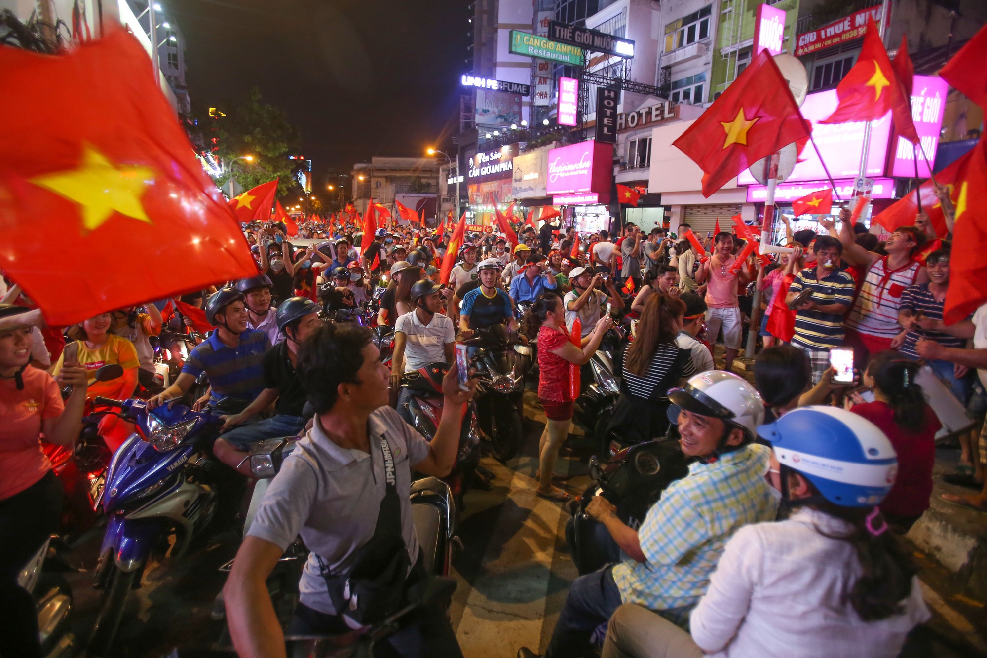 Đồng loạt mở tour đến Trung Quốc cổ vũ U23 Việt Nam