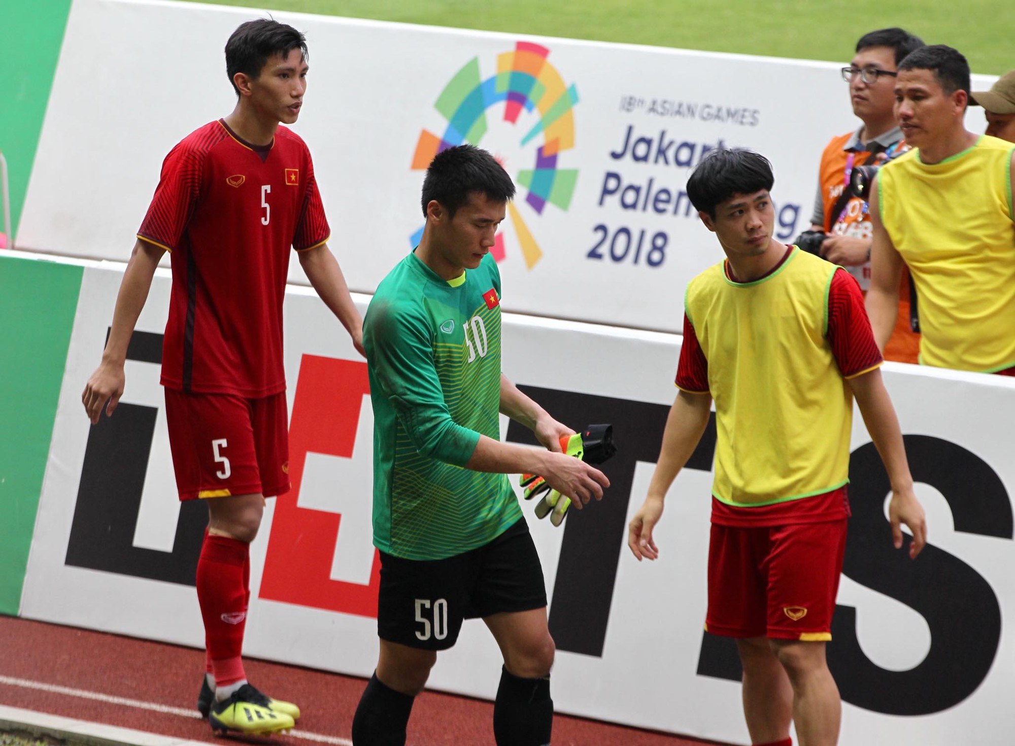 Olympic Việt Nam chia tay trong tiếc nuối, CĐV thẫn thờ - Ảnh 3.