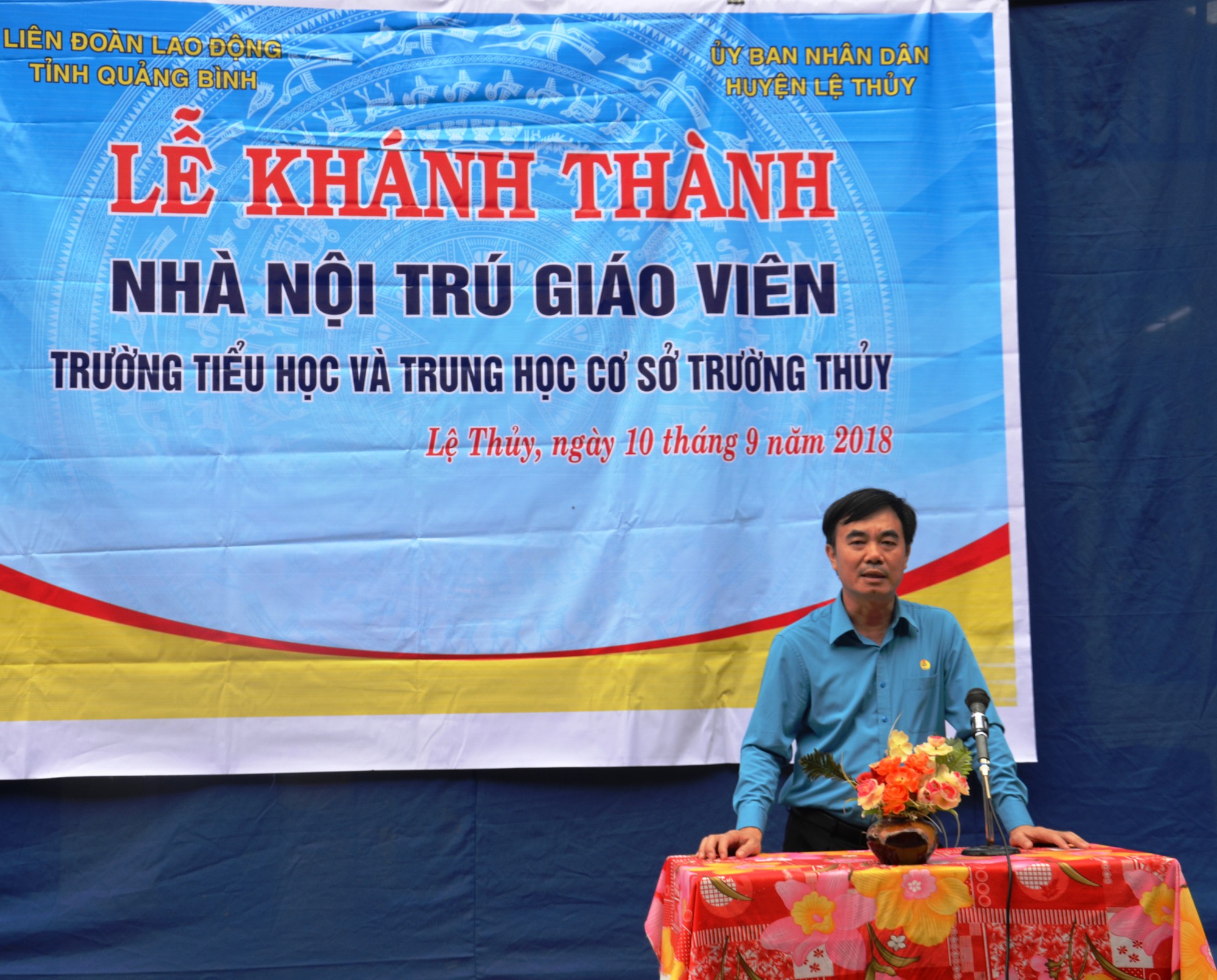 Quảng B&igrave;nh: Trao M&aacute;i ấm C&ocirc;ng đo&agrave;n cho gi&aacute;o vi&ecirc;n ở v&ugrave;ng s&acirc;u - Ảnh 1.