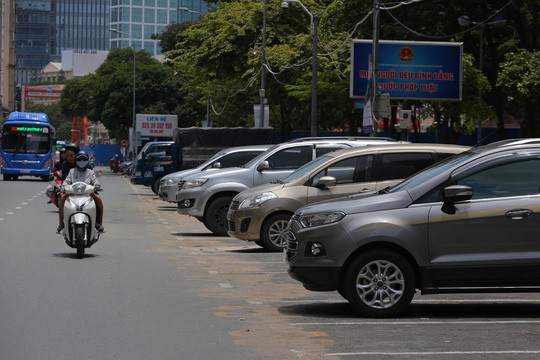 Bôi bẩn màu áo công vụ!