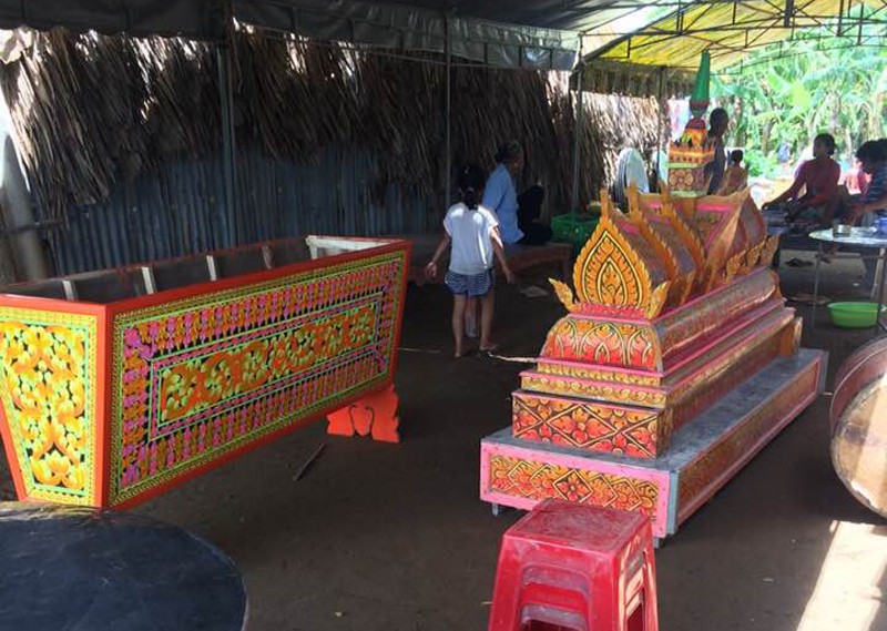 Bà mẹ trẻ bất ngờ tử vong, 3 con nhỏ khóc thét trong đêm
