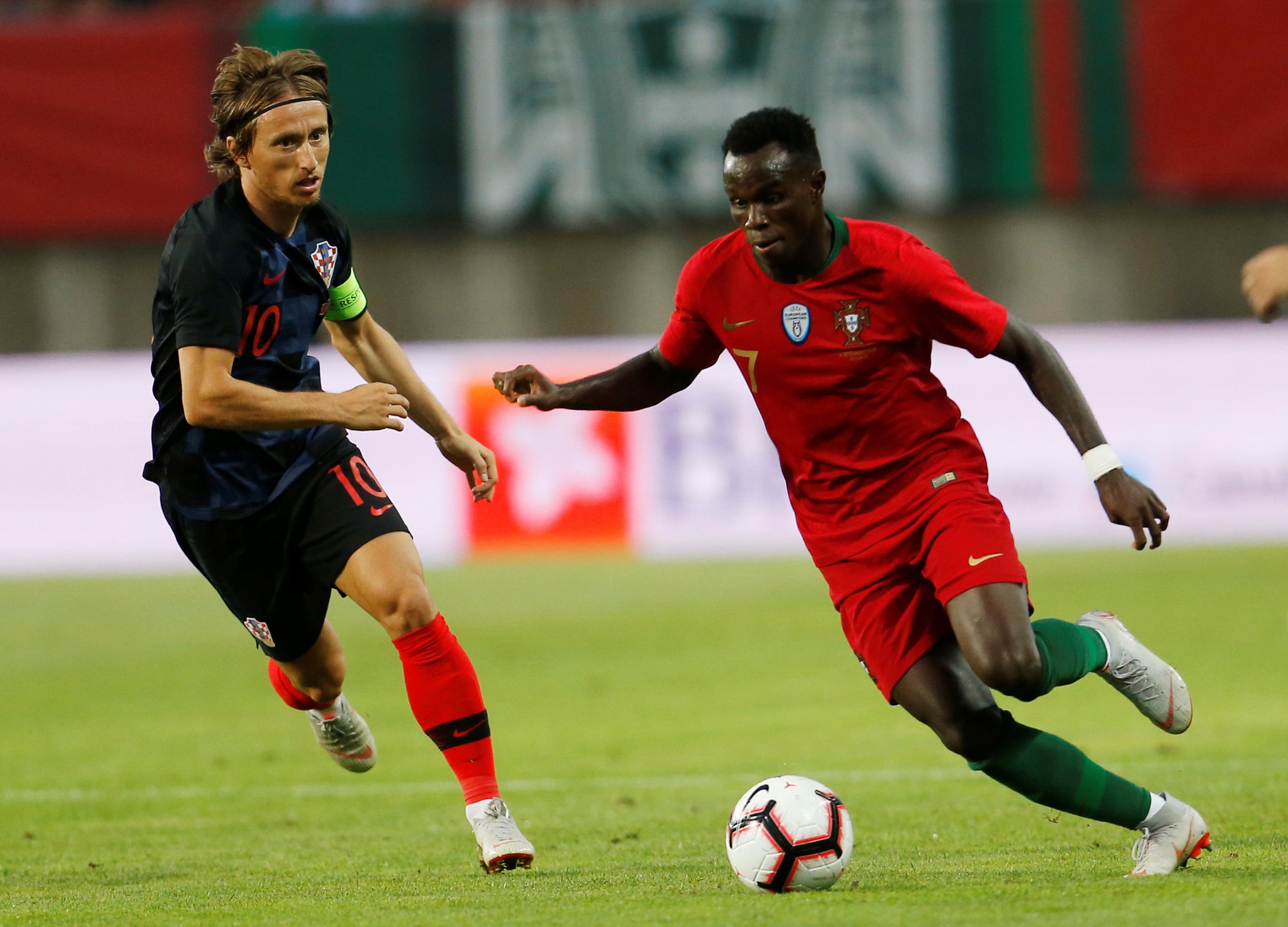 Tây Ban Nha quyết "khóa chặt" Modric