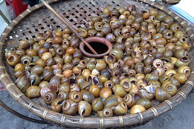 Những h&agrave;ng b&uacute;n ốc l&acirc;u năm, ngon nức tiếng ở H&agrave; Nội - Ảnh 1.