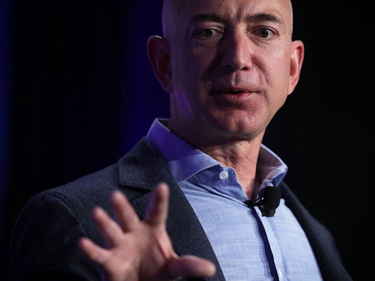 Giàu nhất thế giới, Jeff Bezos vẫn rửa bát sau mỗi bữa tối - Ảnh 1.